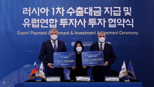 예브게니 아르타모노프 스탠다-바이오테스트 이사회의장(왼쪽부터), 최은종 큐브바이오 대표, 사미르 알타미미 유럽연합투자사 이사가 1일 서울 여의도 전경련회관에서 수출 및 투자협약을 맺고 기념촬영을 하고 있다. 큐브바이오 제공